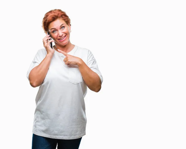 Korzystna Starszy Rude Kaukaski Kobieta Rozmawia Smartphone Białym Tle Bardzo — Zdjęcie stockowe