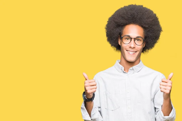 Americký Mladík Afro Vlasy Nosit Brýle Úspěch Znamení Dělá Pozitivní — Stock fotografie