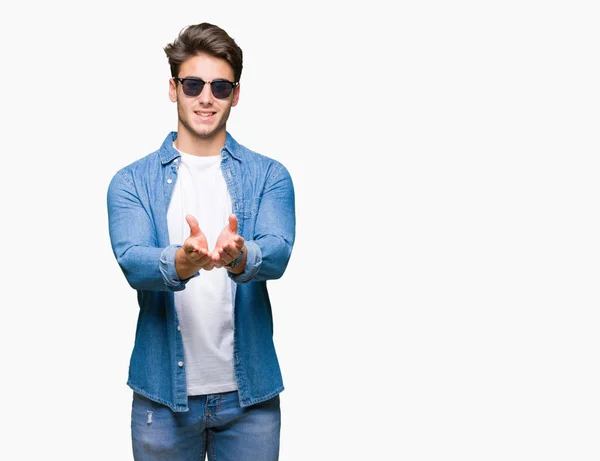 Joven Hombre Guapo Con Gafas Sol Sobre Fondo Aislado Sonriendo —  Fotos de Stock