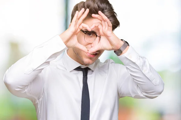 Junger Geschäftsmann Trägt Brille Über Isoliertem Hintergrund Und Macht Herzform — Stockfoto