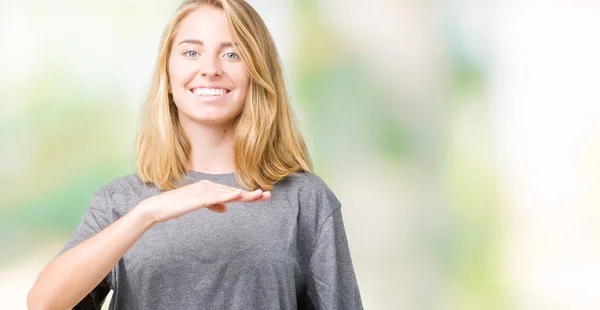 Mooie Jonge Vrouw Oversize Casual Shirt Dragen Geïsoleerde Achtergrond Gebaren — Stockfoto