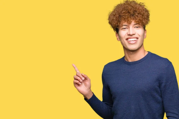 Jonge Knappe Man Met Afro Haar Met Een Grote Glimlach — Stockfoto