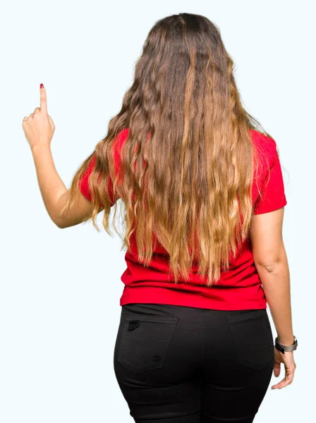 Młoda Piękna Kobieta Noszenia Dzień Posing Shirt Tyłu Wskazując Ręką — Zdjęcie stockowe
