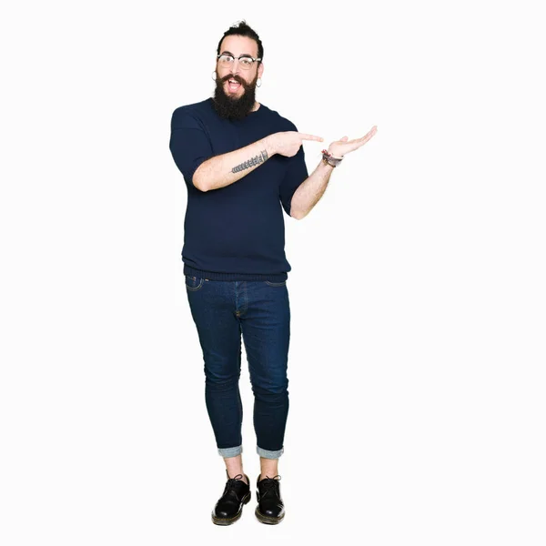 Homem Jovem Hipster Com Cabelos Longos Barba Vestindo Óculos Espantados — Fotografia de Stock