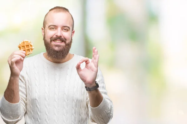 Jeune Homme Hipster Caucasien Mangeant Gaufre Sucrée Sur Fond Isolé — Photo