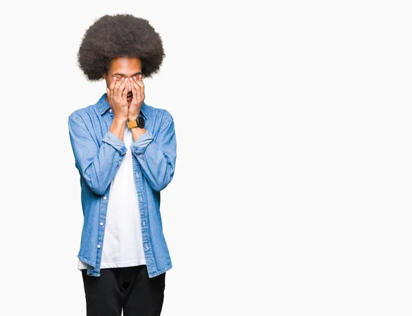 Молодий Афроамериканець Людиною Афро Волосся Сумним Виразом Покриття Обличчя Руками — стокове фото