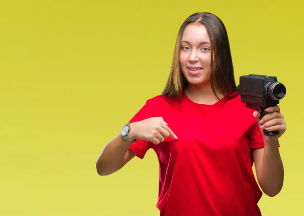 Joven Hermosa Mujer Caucásica Filmando Usando Cámara Vídeo Vintage Sobre — Foto de Stock