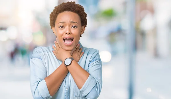 Young Beautiful African American Woman Isolated Background Shouting Suffocate Because — Stock Photo, Image