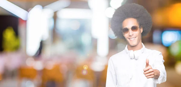 Jonge Afro Amerikaanse Man Met Afro Haar Dragen Zonnebril Hoofdtelefoon — Stockfoto