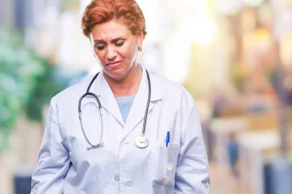 Starszym Lekarzem Kaukaski Kobieta Noszenia Uniform Medyczny Białym Tle Depresji — Zdjęcie stockowe