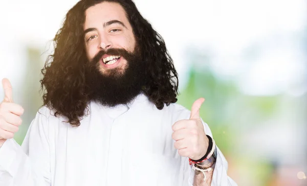 Man Klädd Jesus Kristus Kostym Framgång Tecken Gör Positiv Gest — Stockfoto