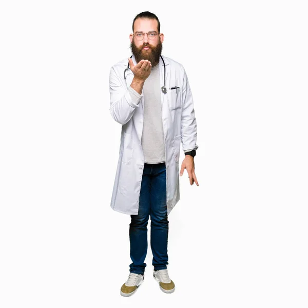Giovane Uomo Medico Biondo Con Barba Indossa Cappotto Medico Guardando — Foto Stock