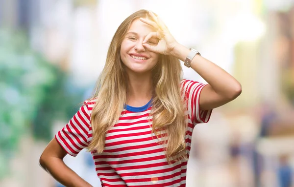 Mladá Krásná Blondýnka Izolované Pozadí Dělá Gesto Rukou Úsměvem Oko — Stock fotografie