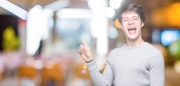 Jonge Knappe Man Winter Trui Dragen Geïsoleerde Achtergrond Met Een — Stockfoto