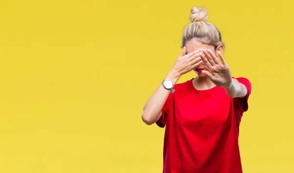 Joven Mujer Rubia Hermosa Con Camiseta Roja Gafas Sobre Fondo —  Fotos de Stock