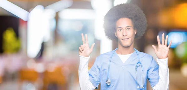 Gösterilen Parmakları Ile Işaret Afro Saçlı Genç Afro Amerikan Doktor — Stok fotoğraf