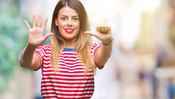 Mujer Hermosa Joven Mirada Casual Sobre Fondo Borroso Mostrando Apuntando — Foto de Stock