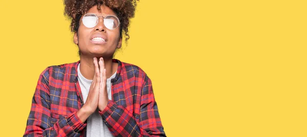 Linda Jovem Afro Americana Vestindo Óculos Sobre Fundo Isolado Implorando — Fotografia de Stock