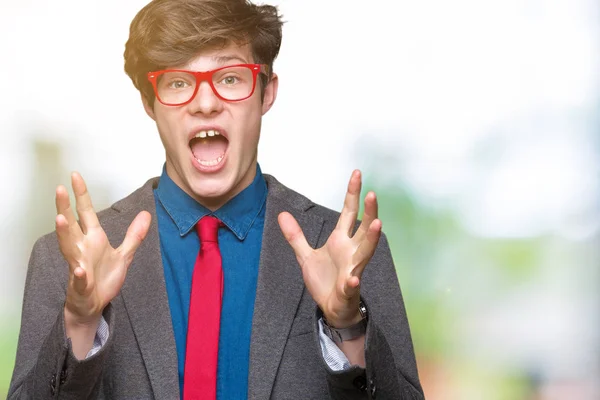 Jovem Homem Negócios Bonito Vestindo Óculos Vermelhos Sobre Fundo Isolado — Fotografia de Stock