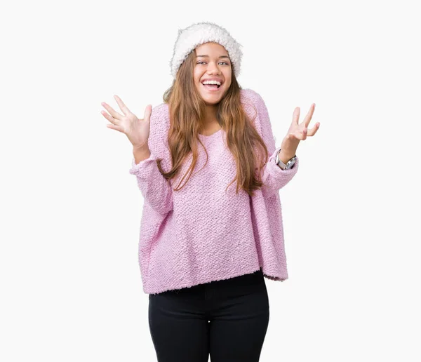 Junge Schöne Brünette Frau Pullover Und Wintermütze Über Isoliertem Hintergrund — Stockfoto