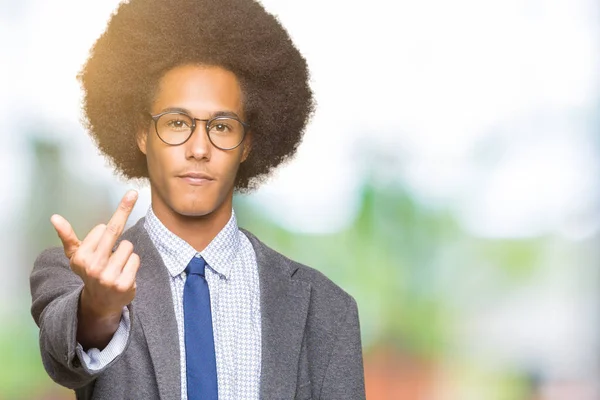 若いアフリカ系アメリカ人ビジネス男アフロ髪眼鏡を示す中指 不作法のファックオフ式 — ストック写真