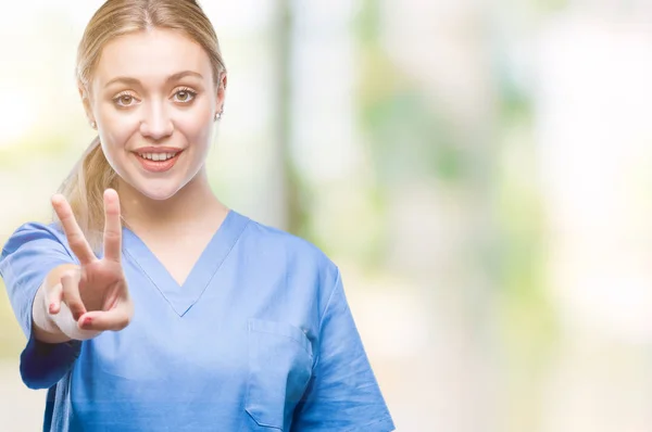 Junge Blonde Ärztin Arztuniform Vor Isoliertem Hintergrund Lächelnd Mit Glücklichem — Stockfoto