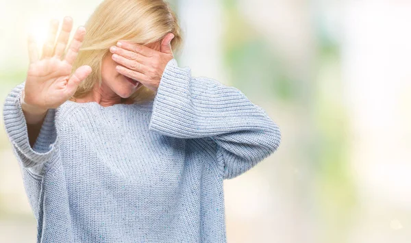 Blonde Frau Mittleren Alters Winterpullover Über Isoliertem Hintergrund Die Die — Stockfoto