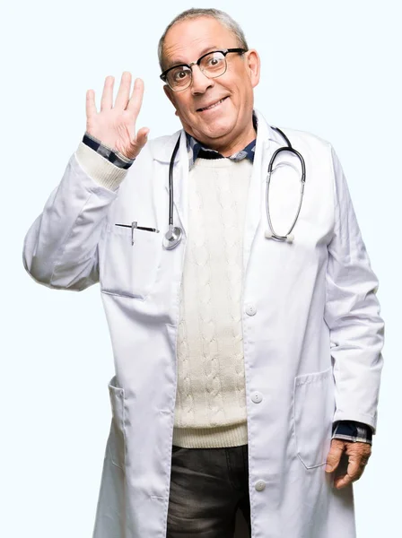 Gutaussehender Oberarzt Medizinischem Mantel Der Fröhlich Grüßt Und Lächelt Freundliche — Stockfoto