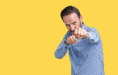 Yakışıklı orta yaş zarif komuta sizde izole arka plan kum yumruk kavga etmek, saldırgan ve kızgın saldırı, tehdit ve şiddet