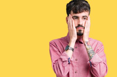 Yüz, depresyon ve üzüntü, kapsayan izole arka plan yorgun eller üzerinde pembe gömlek giymiş genç yakışıklı adam üzgün ve sorun için tahriş