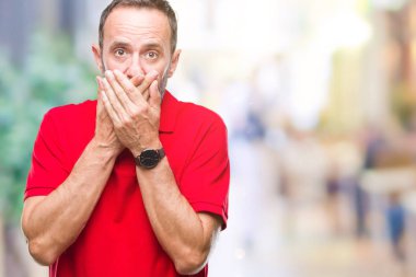 Orta yaş üzerinde izole arka plan ağız hata için elleriyle kapsayan şok ağarmış komuta sizde. Gizli kavramı.