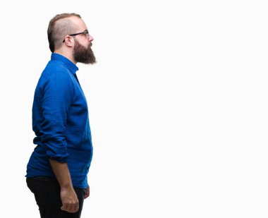 Genç beyaz hipster adam gözlük izole arka tarafına, seyir üzerinde dinlenmek doğal yüz emin gülümseme ile pozuyla profili.