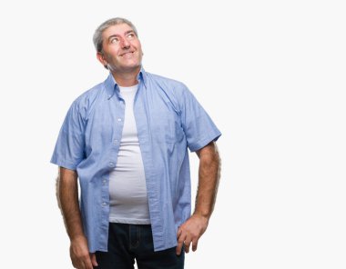 Uzak tarafına yüzünde, doğal ifade gülümseme ile seyir izole arka plan üzerinde yakışıklı komuta sizde. Kendine güvenen gülüyor.