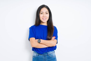 Çapraz kol ve sm ile duran güzel genç esmer kadın