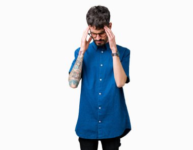 Çünkü üzerinde gözlük takan genç yakışıklı adam arka plan baş baş ağrısı için el ile izole stres. Migren muzdarip.