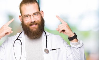 Sakal tıbbi giyen ile genç sarışın doktor erkek ceket hem el parmak, harika bir fikir ya da düşünce, iyi bellek ile baş gösteren gülen