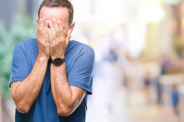 Orta yaş yüz eller ile ağlayarak süre kapsayan üzgün ifade ile izole arka plan üzerinde ağarmış komuta sizde. Depresyon kavramı.