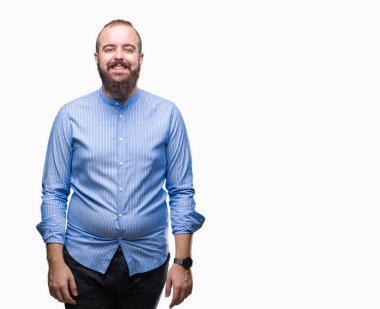 Genç beyaz hipster adam yüzünde mutlu ve güzel bir gülümseme ile izole arka plan üzerinde. Şanslı kişi.