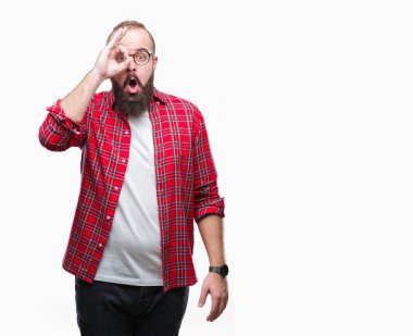 Sürpriz yüz, göz parmaklarının arasından seyir ile ok jest yapıyor izole arka plan üzerinde gözlüklü Genç beyaz hipster adam şok. İmansız ifade.