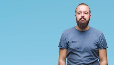 Genç beyaz hipster adam yüzünde ciddi bir ifade ile izole arka plan üzerinde. Basit ve doğal kameraya bakıyor.