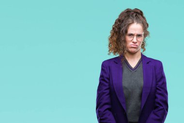 Okul üniforması ve gözlük sorunu nedeniyle izole arka plan şüpheci ve sinir, papatyanın üzgün üzerinde giyen genç esmer öğrenci kız. Negatif kişi.