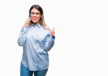 Ok işareti, başparmak ile parmak, mükemmel işareti yapıyor kocaman bir gülümseme ile arka plan mutlu kullanan Smartphone üzerinden arama konuşan genç güzel iş kadını izole
