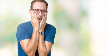 Yüz, depresyon ve üzüntü, kapsayan izole arka plan yorgun eller üzerinde gözlük nedir yakışıklı orta yaş ağarmış komuta sizde üzgün ve sorun için tahriş