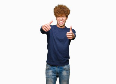 Afro saç onaylama ile yakışıklı delikanlı el ile pozitif jest yapıyor gülümseyen ve başarı için mutlu yaşasın. Kamera, kazanan jest arıyorsunuz.