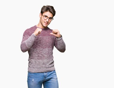 Yüzünde gülümseme ile kendinden emin görünüyorsun, kendini gururlu ve mutlu parmakları ile işaret izole arka plan üzerinde gözlük takan genç yakışıklı adam.
