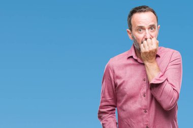 Orta yaş ağarmış üst düzey adam stresli ve gergin ile izole arka plan üzerinde tırnak ısırma dudaklarından eller. Anksiyete sorunu.