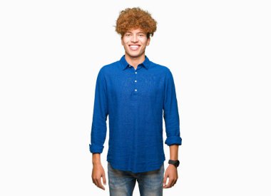 Bir mutlu ve serin afro saçlı Genç yakışıklı zarif adam yüzünde gülümseme. Şanslı kişi.