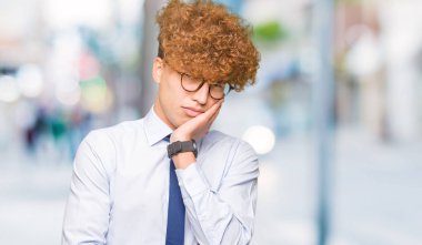 Genç yakışıklı işadamı seyir düşünüyorum afro gözlük ile yorgun ve sıkılmış çapraz silah depresyon sorunları ile.