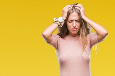 Çünkü çaresiz ve stresli baş ağrısı acı izole arka plan üzerinde sarışın güzel genç kadın acı ve migren. Ellerini kafasına.