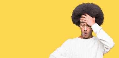 Afro saç giyen ile genç Afro-Amerikan adam arıyorsunuz seyretmek zaman endişeli, geç korkuyor gözlük.